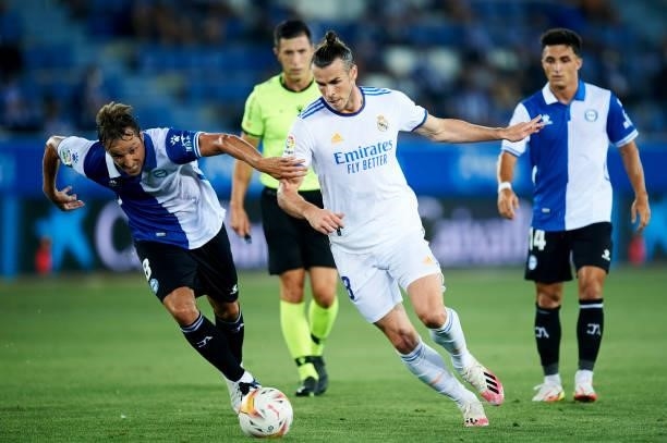 Gareth Bale of Real Madrid duels for the ball with Tomas Pina of Deportivo Alaves during the LaLiga Santader match between Deportivo Alaves and Real...