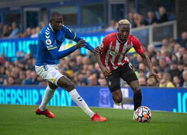 Moussa Djenepo of Southampton and Abdoulaye Doucouré of Everton in action during the Premier League match between Everton and Southampton at Goodison...