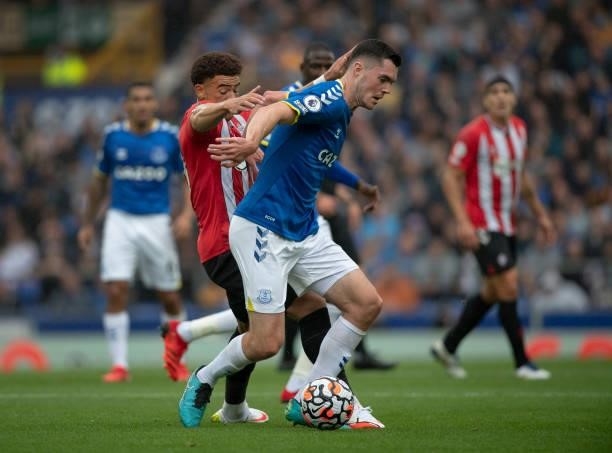 Che Adams of Southampton and Michael Keane of Everton in action during the Premier League match between Everton and Southampton at Goodison Park on...