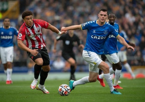 Che Adams of Southampton and Michael Keane of Everton in action during the Premier League match between Everton and Southampton at Goodison Park on...