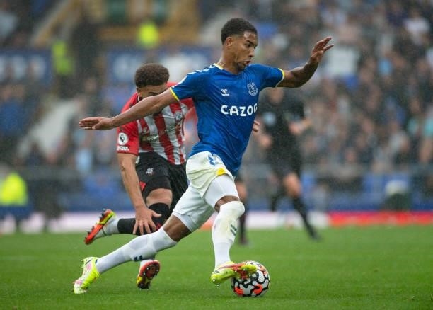 Mason Holgate of Everton and Che Adams of Southampton in action during the Premier League match between Everton and Southampton at Goodison Park on...