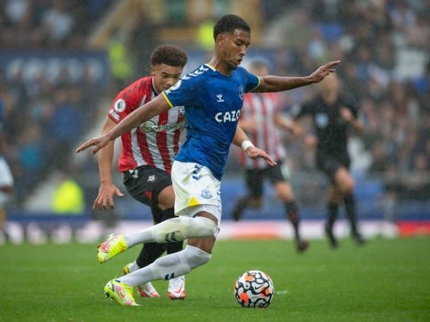 Mason Holgate of Everton and Che Adams of Southampton in action during the Premier League match between Everton and Southampton at Goodison Park on...