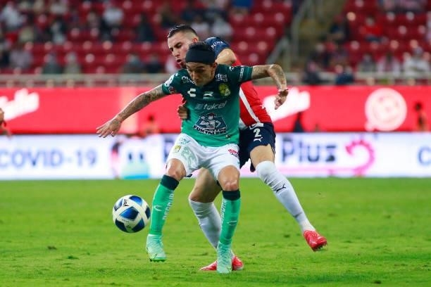 Omar Fernández of Leon fights for the ball with Manuel Mayorga of Chivas during the 5th round match between Chivas and Leon as part of the Torneo...