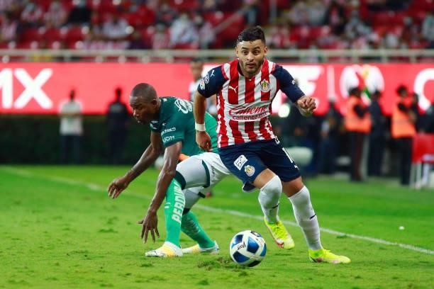 Jaine Barreiro of Leon fights for the ball with Ernesto Alexis Vega of Chivas during the 5th round match between Chivas and Leon as part of the...