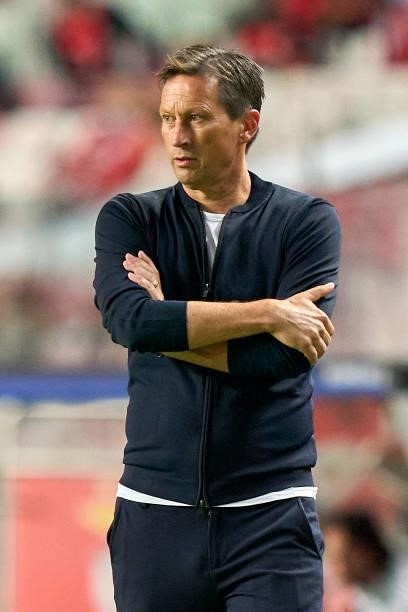 Roger Schmidt, Head Coach of PSV Eindhoven reacts during the UEFA Champions League Play-Offs Leg One match between SL Benfica and PSV Eindhoven at...