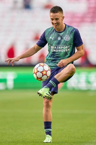 Ryan Thomas of PSV Eindhoven warms up prior to the UEFA Champions League Play-Offs Leg One match between SL Benfica and PSV Eindhoven at Estadio da...