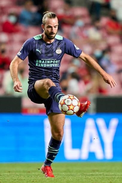 Davy Propper of PSV Eindhoven in action during the UEFA Champions League Play-Offs Leg One match between SL Benfica and PSV Eindhoven at Estadio da...