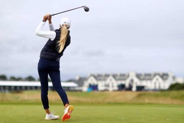 Annabell Fuller of England tees off on the sixteenth hole during Day One of the AIG Women's Open at Carnoustie Golf Links on August 19, 2021 in...