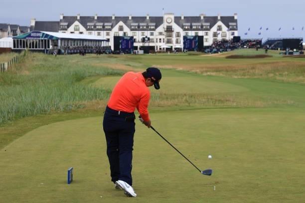Yuka Saso of Philippines tees off on the eighteenth hole during Day One of the AIG Women's Open at Carnoustie Golf Links on August 19, 2021 in...