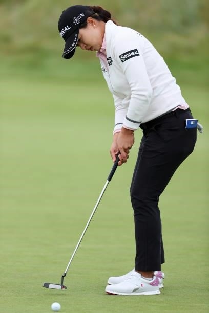 Sei Young Kim of South Korea putts on the fifteenth green during Day One of the AIG Women's Open at Carnoustie Golf Links on August 19, 2021 in...
