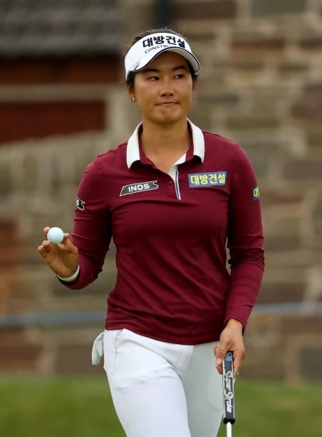 Su Oh of Australia on the 10th green during the second round of the AIG Women's Open at Carnoustie Golf Links on August 20, 2021 in Carnoustie,...