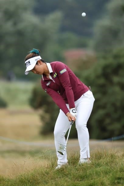 Su Oh of Australia chips onto on the twelfth green during Day Two of the AIG Women's Open at Carnoustie Golf Links on August 20, 2021 in Carnoustie,...