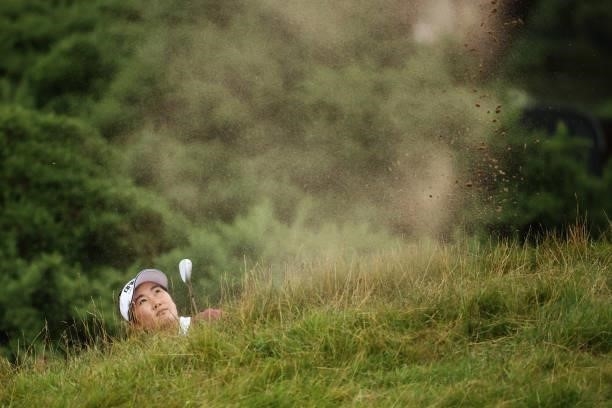 Su Oh of Australia plays a shot on the twelfth hole during Day Two of the AIG Women's Open at Carnoustie Golf Links on August 20, 2021 in Carnoustie,...