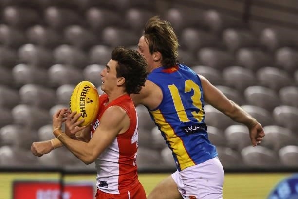 Sam Wicks of the Swans marks during the round 23 AFL match between Sydney Swans and Gold Coast Suns at Marvel Stadium on August 21, 2021 in...