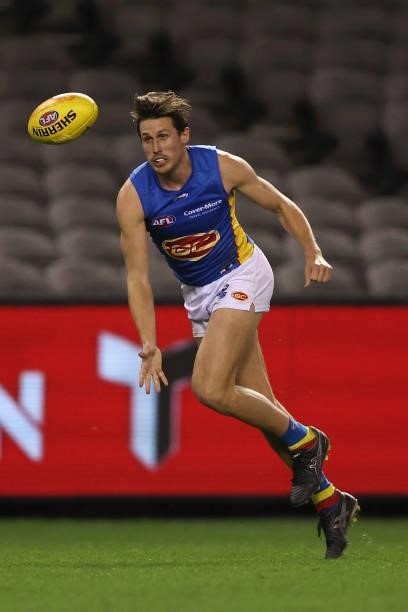 David Swallow of the Suns handpasses during the round 23 AFL match between Sydney Swans and Gold Coast Suns at Marvel Stadium on August 21, 2021 in...
