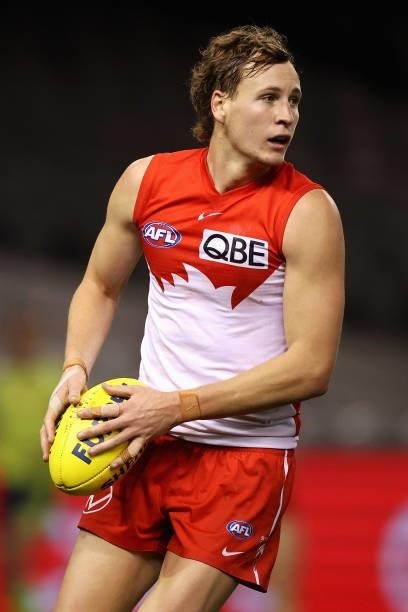 Jordan Dawson of the Swans looks to pass during the round 23 AFL match between Sydney Swans and Gold Coast Suns at Marvel Stadium on August 21, 2021...