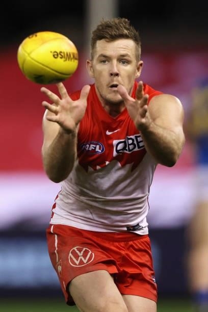 Luke Parker of the Swans catches the ball during the round 23 AFL match between Sydney Swans and Gold Coast Suns at Marvel Stadium on August 21, 2021...