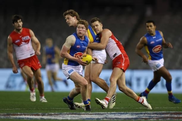 Matt Rowell of the Suns runs the ball during the round 23 AFL match between Sydney Swans and Gold Coast Suns at Marvel Stadium on August 21, 2021 in...