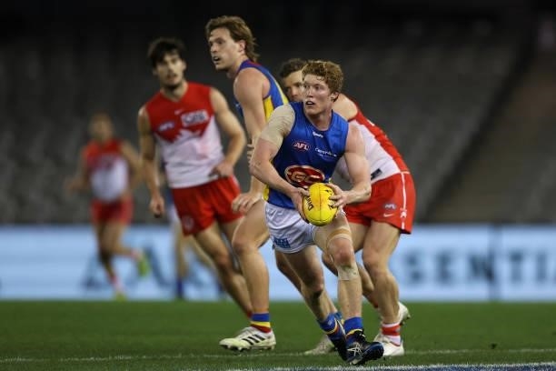 Matt Rowell of the Suns runs the ball during the round 23 AFL match between Sydney Swans and Gold Coast Suns at Marvel Stadium on August 21, 2021 in...