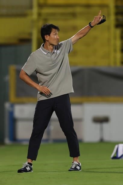 Kim Myung Hwi,coach of Sagan Tosu looks on during the J.League Meiji Yasuda J1 match between Kashiwa Reysol and Sagan Tosu at Sankyo Frontier Kashiwa...
