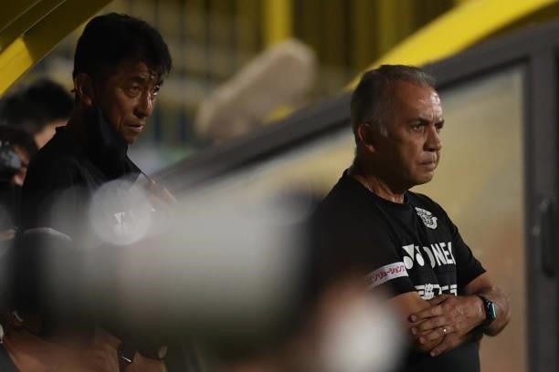 Nelsinho,coach of Kashiwa Reysol looks on during the J.League Meiji Yasuda J1 match between Kashiwa Reysol and Sagan Tosu at Sankyo Frontier Kashiwa...