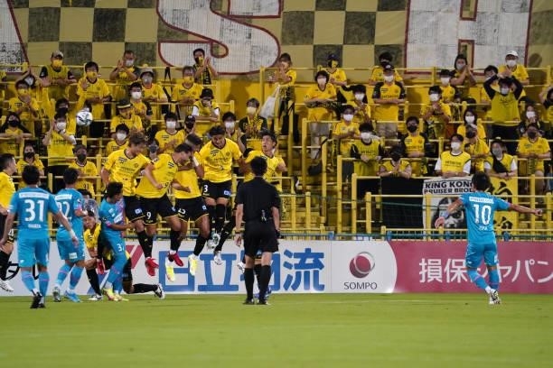 Yuta Higuchi of Sagan Tosu scores his side's first goal during the J.League Meiji Yasuda J1 match between Kashiwa Reysol and Sagan Tosu at Sankyo...