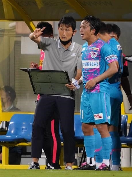 Sagan Tosu manager Kim Myung Hwi gives instruction to his player during the J.League Meiji Yasuda J1 match between Kashiwa Reysol and Sagan Tosu at...