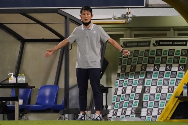 Sagan Tosu manager Kim Myung Hwi gestures during the J.League Meiji Yasuda J1 match between Kashiwa Reysol and Sagan Tosu at Sankyo Frontier Kashiwa...