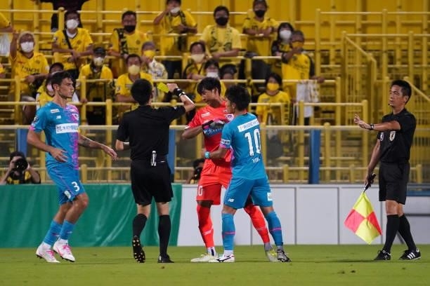Park Il Gyu of Sagan Tosu sees an yellow card during the J.League Meiji Yasuda J1 match between Kashiwa Reysol and Sagan Tosu at Sankyo Frontier...