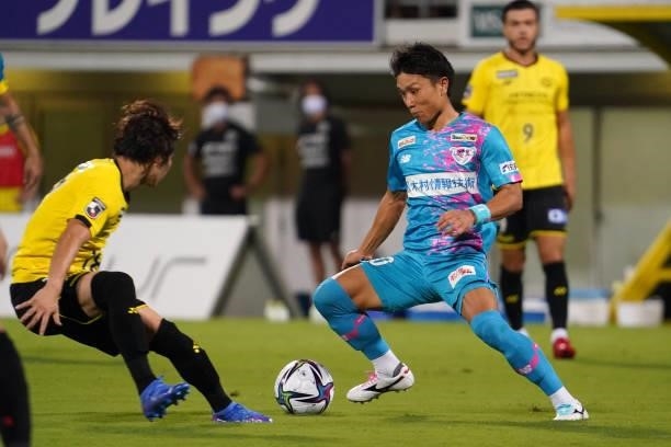 Yuta Higuchi of Sagan Tosu in action under pressure from Yusuke Segawa of Kashiwa Reysol during the J.League Meiji Yasuda J1 match between Kashiwa...