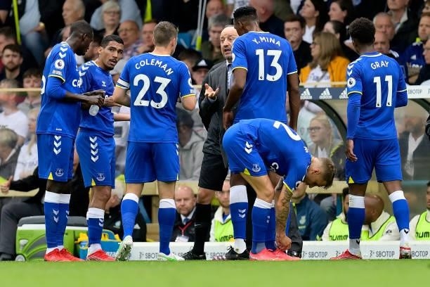 Rafael Benitez manager of Everton speaks to his players during the Premier League match between Leeds United and Everton at Elland Road on August 21...