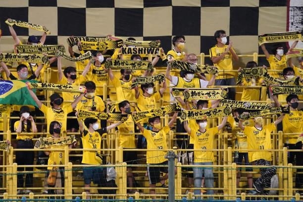 Fans of Kashiwa Reysol cheer prior to the J.League Meiji Yasuda J1 match between Kashiwa Reysol and Sagan Tosu at Sankyo Frontier Kashiwa Stadium on...