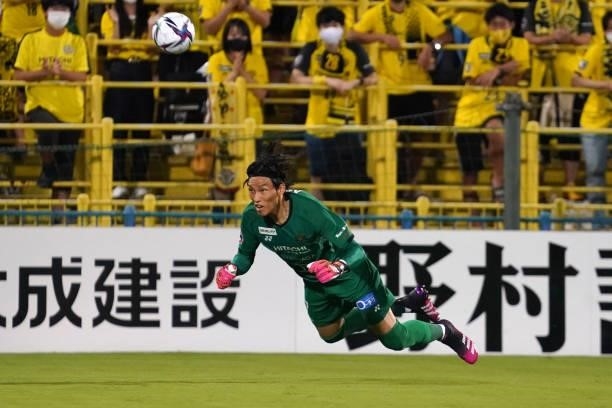 Kim Seung Gyu of Kashiwa Reysol in action during the J.League Meiji Yasuda J1 match between Kashiwa Reysol and Sagan Tosu at Sankyo Frontier Kashiwa...