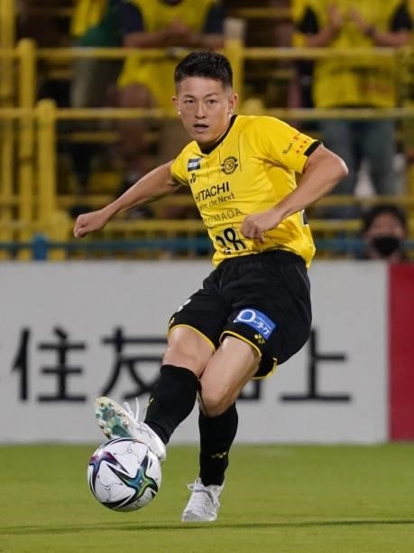 Sachiro Toshima of Kashiwa Reysol in action during the J.League Meiji Yasuda J1 match between Kashiwa Reysol and Sagan Tosu at Sankyo Frontier...