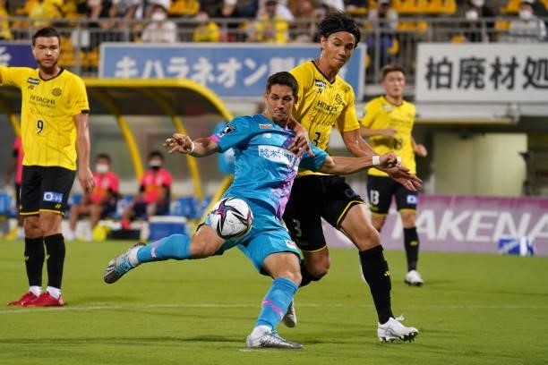 Noriyoshi Sakai of Sagan Tosu attempts a shot during the J.League Meiji Yasuda J1 match between Kashiwa Reysol and Sagan Tosu at Sankyo Frontier...