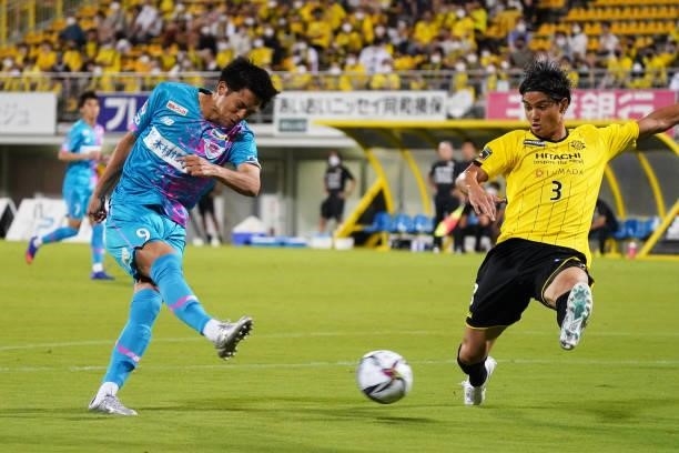Keita Yamashita of Sagan Tosu attempts a shot during the J.League Meiji Yasuda J1 match between Kashiwa Reysol and Sagan Tosu at Sankyo Frontier...