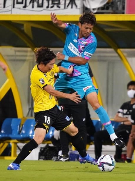 Ryohei Shirasaki of Sagan Tosu and Yusuke Segawa of Kashiwa Reysol compete for the ball during the J.League Meiji Yasuda J1 match between Kashiwa...