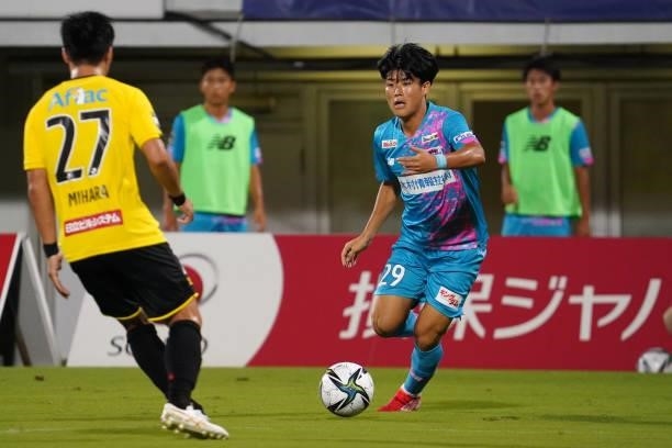 Yuto Iwasaki of Sagan Tosu in action during the J.League Meiji Yasuda J1 match between Kashiwa Reysol and Sagan Tosu at Sankyo Frontier Kashiwa...