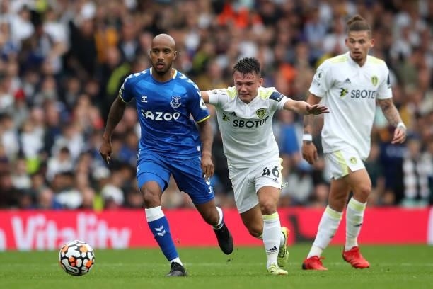 Fabian Delph of Everton controls the ball from Jamie Shackleton of Leeds during the Premier League match between Leeds United and Everton at Elland...