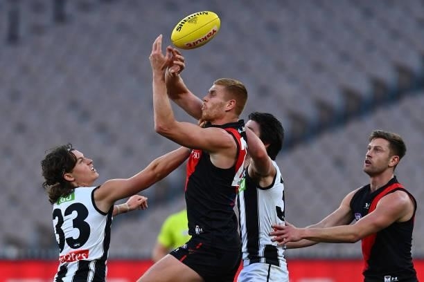 Peter Wright of the Bombers takes a mark during the round 23 AFL match between Essendon Bombers and Collingwood Magpies Giants at Melbourne Cricket...