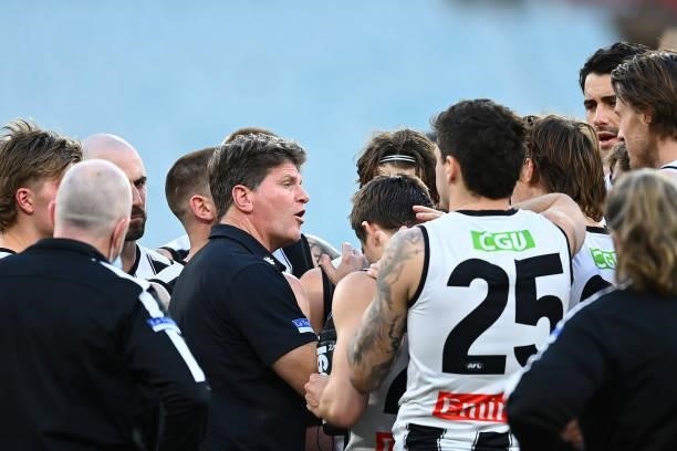 Magpies Coach Robert Harvey talks to his players during the round 23 AFL match between Essendon Bombers and Collingwood Magpies Giants at Melbourne...