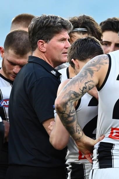 Magpies Coach Robert Harvey talks to his players during the round 23 AFL match between Essendon Bombers and Collingwood Magpies Giants at Melbourne...