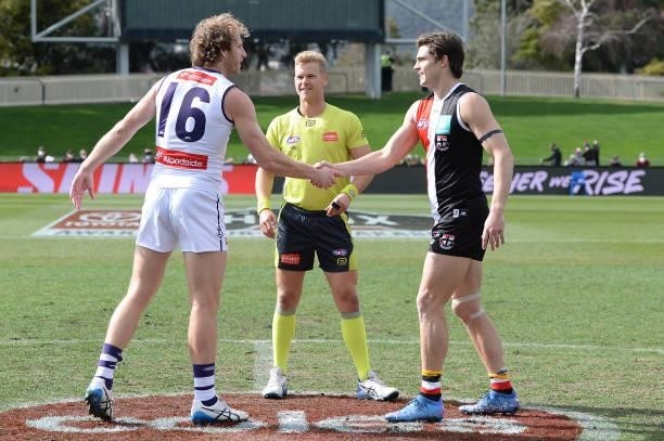 David Mundy of the Dockers and Jack Steele of the Saints shake hands before the game during the round 23 AFL match between St Kilda Saints and...