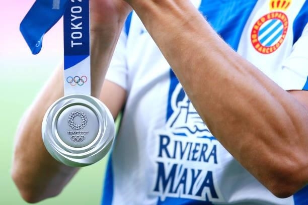 Javi Puado of RCD Espanyol shows his silver medal of Tokyo 2020 prior the La Liga Santader match between RCD Espanyol and Villarreal CF