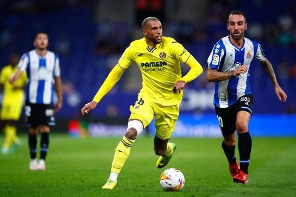 Etienne Capoue of Villareal FC runs with the ball during the La Liga Santader match between RCD Espanyol and Villarreal CF