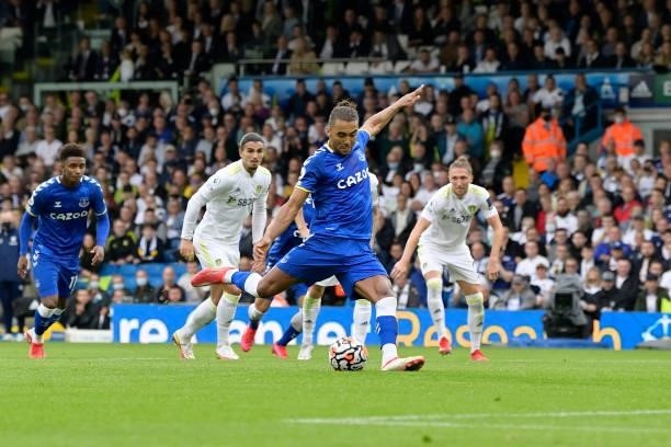 Dominic Calvert-Lewin of Everton scores a penalty during the Premier League match between Leeds United and Everton at Elland Road on August 21 2021...