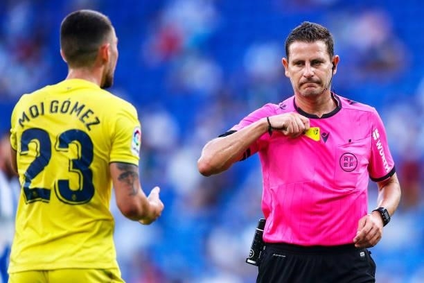 Figueroa Vázquez shows a yellow card to Moi Gomez of Villareal FC during the La Liga Santader match between RCD Espanyol and Villarreal CF