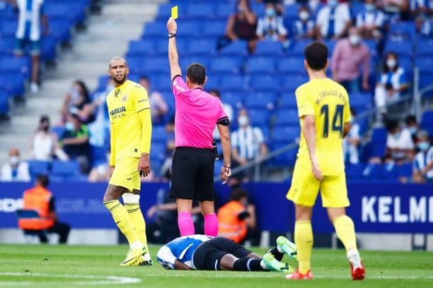 Figueroa Vázquez shows a yellow card to Etienne Capoue of Villareal FC during the La Liga Santader match between RCD Espanyol and Villarreal CF