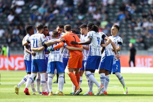 Players of Hertha huddle prior to the Bundesliga match between Hertha BSC and VfL Wolfsburg at Olympiastadion on August 21, 2021 in Berlin, Germany.