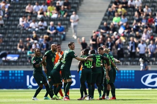 Players of VfL Wolfsburg huddle prior to the Bundesliga match between Hertha BSC and VfL Wolfsburg at Olympiastadion on August 21, 2021 in Berlin,...